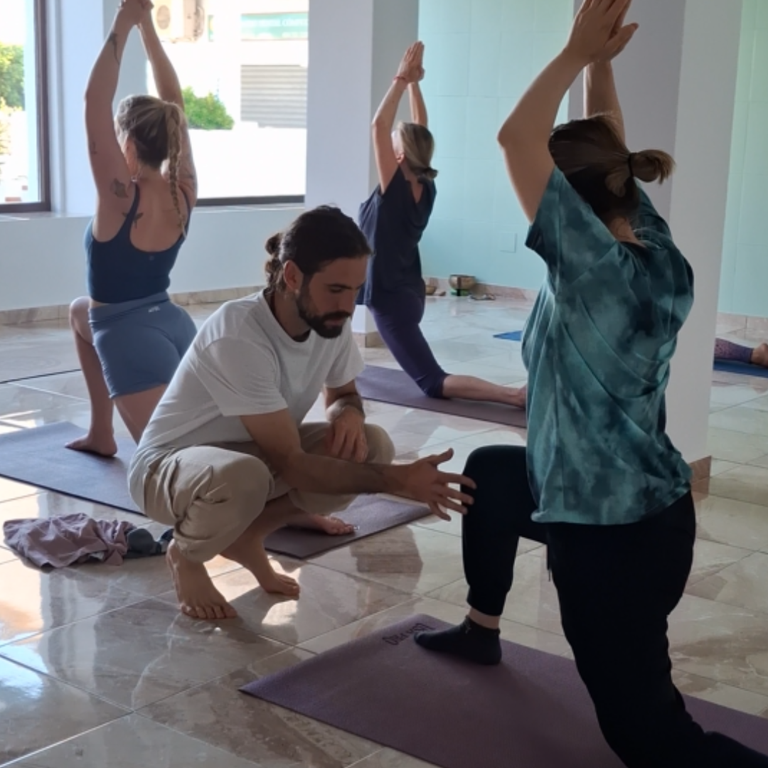 Foto de un yogui enseñando a un estudiante en el estudio de Bhaga Yoga, durante una clase de yoga.