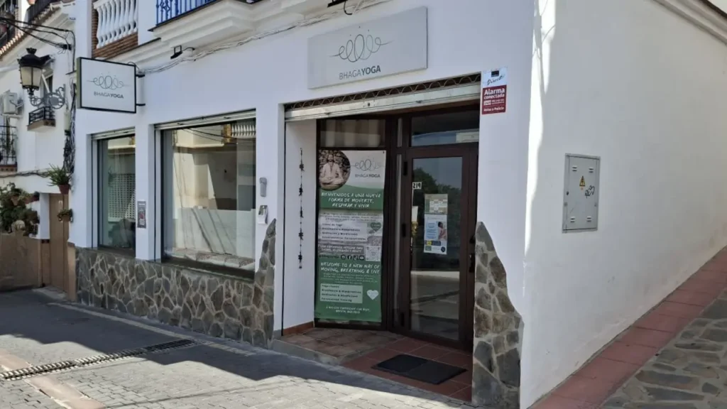 Vista desde la calle del estudio de yoga Bhaga Yoga en Cómpeta, con la entrada visible.