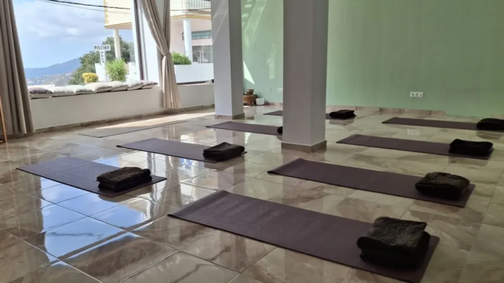 Interior del estudio de yoga Bhaga Yoga en Cómpeta, mostrando el espacio preparado para la práctica.
