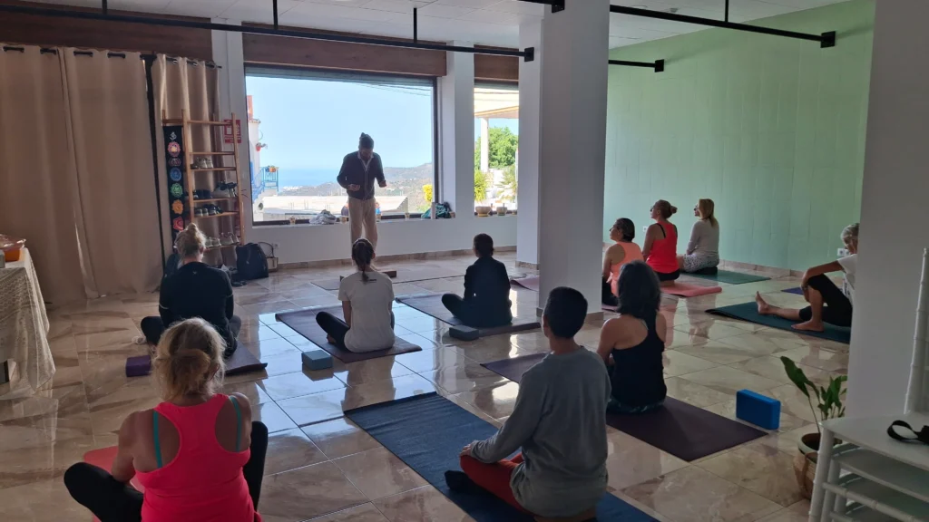 Alumnos en clases de yoga (1)