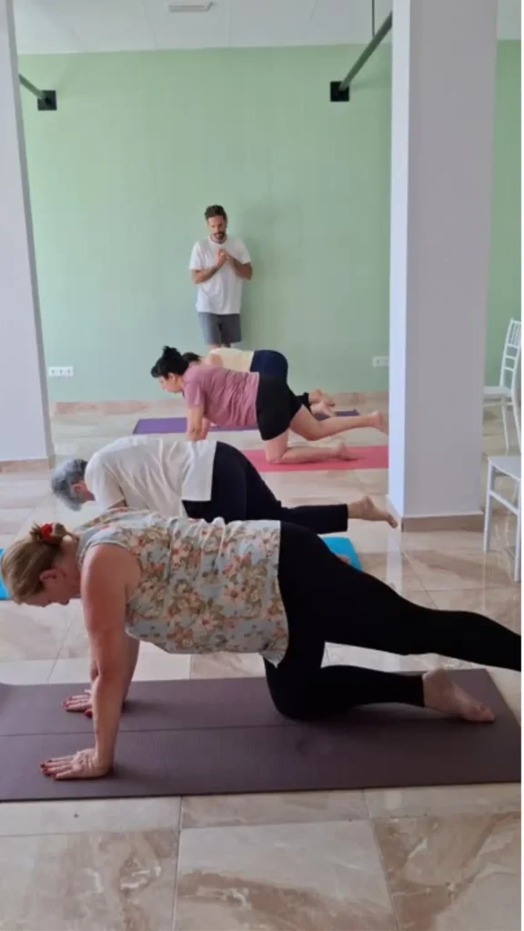 Alumnos en clases de yoga basico