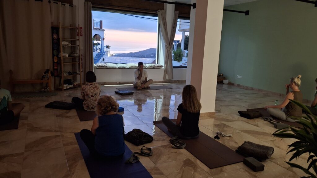 clase de una hora de Breathwork, Hipopresivos y Mindfulness con participantes realizando ejercicios guiados para respiración, postura y relajación